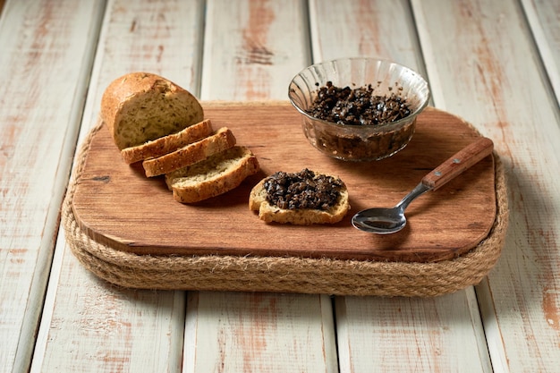 Foto crostini fatti in casa con tapenade tradizionale