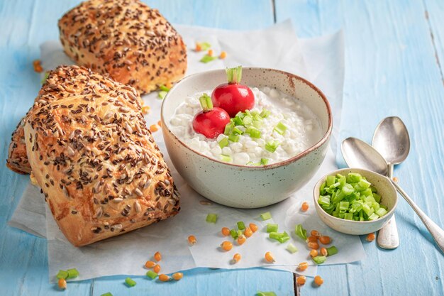 봄과 신선한 아침 식사를 위한 집에서 만든 바삭바삭한 옥수수 번