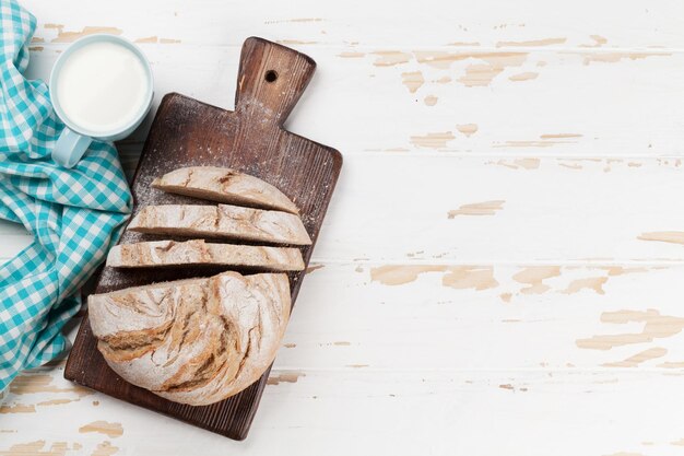 Photo homemade crusty bread and milk