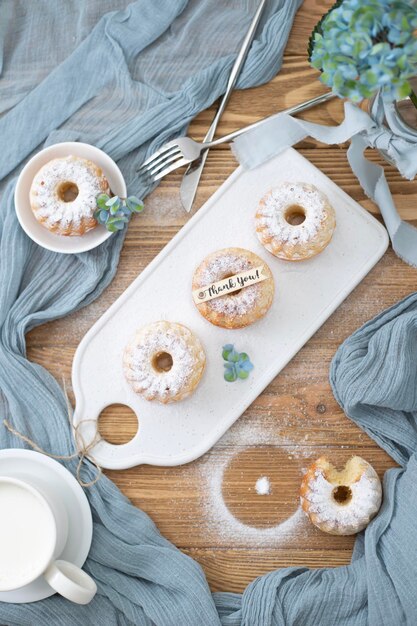 Photo homemade cupcakes and a blue hydrangea flower a dessert is laid on the table