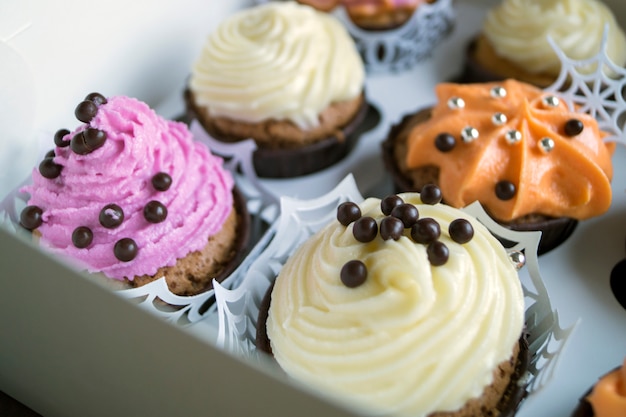 Cupcakes fatti in casa con panna.