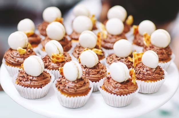 Cupcakes fatti in casa con amaretti.