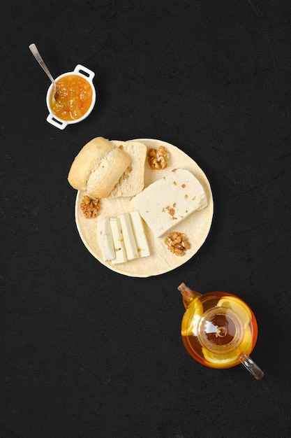 Домашний творожный сыр с изюмом и грецким орехом