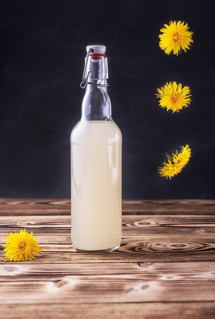 Vino di tarassaco fatto in casa e boccioli di fiori che cadono