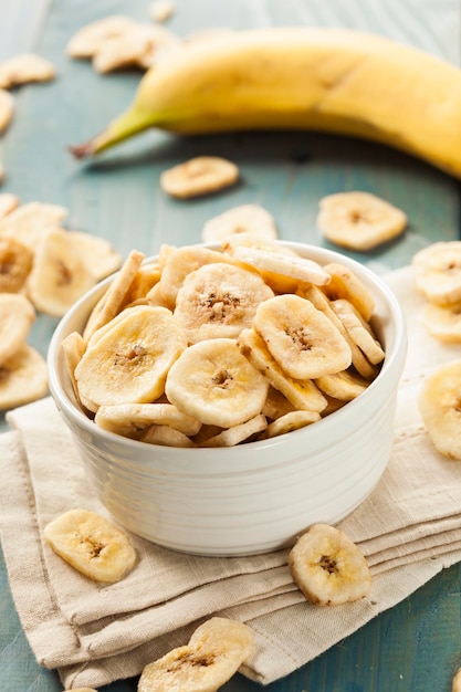 Photo homemade dehydrated banana chips in a bowl