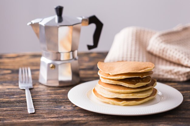 白い皿に自家製のおいしいパンケーキ