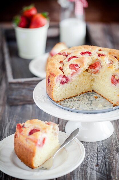 Foto una deliziosa torta di fragole fatta in casa, migliore di quella di panetteria.