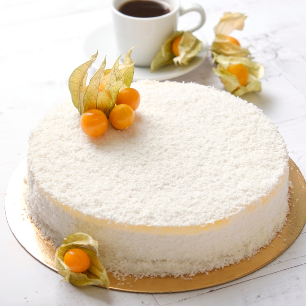 Foto deliziosa torta dolce fatta in casa con physalis e frutta