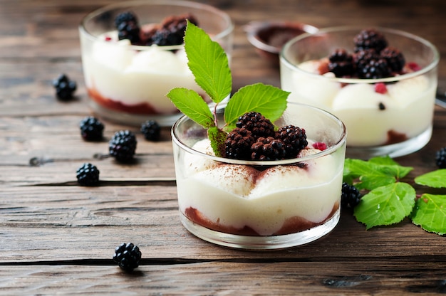 Photo homemade dessert with blackberry and cream