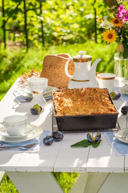 Foto dolce fatto in casa con plumcake e caffè in giardino