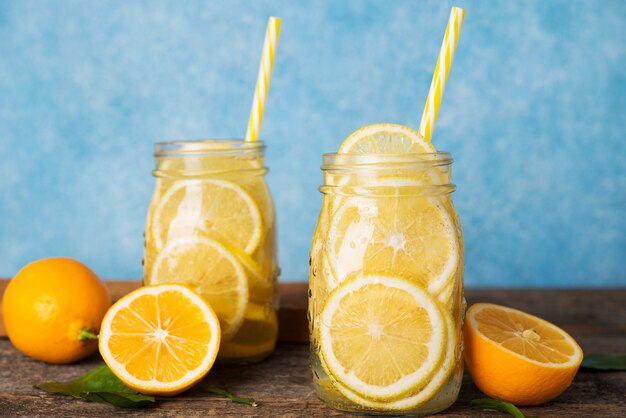 Acqua detox fatta in casa al limone in un barattolo di vetro