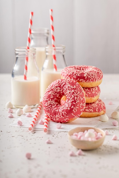 Foto le ciambelle fatte in casa con glassa e spruzzate hanno il sapore migliore con il latte.