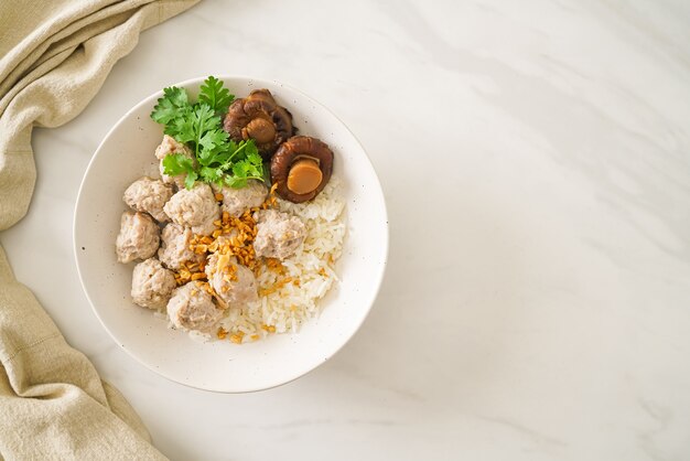 Porridge di riso essiccato fatto in casa con ciotola di maiale bollito