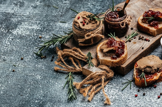 Foto patè di fegato d'anatra fatto in casa con marmellata di cipolle rosse antipasti gourmet antipasto italiano assortito bruschetta menu banner ricetta posto per testo vista dall'alto