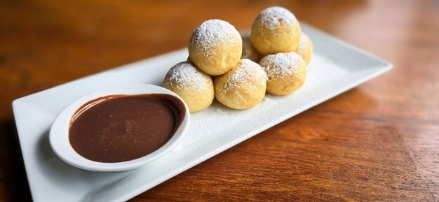 Photo homemade dutch poffertjes mini pancakes with icing powdered sugar and chocolate filling