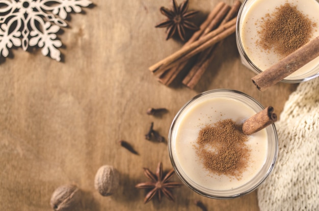 Фото Самодельный eggnog коктейль в канун рождества.