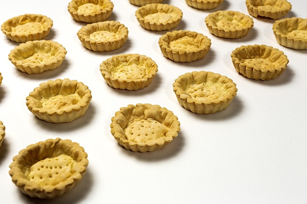 Photo homemade empty tartlets on white background isolated