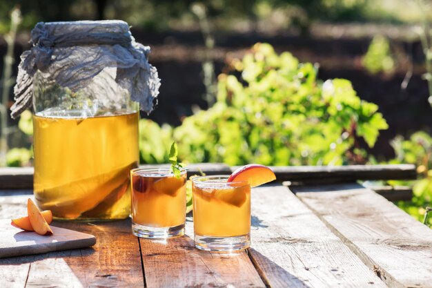 Tè kombucha crudo fermentato fatto in casa con diversi aromi