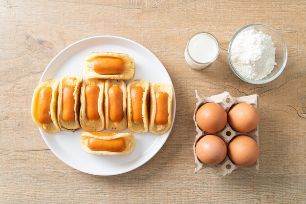 Rotolo di pancake piatto fatto in casa con salsiccia