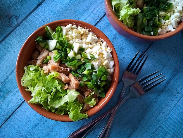 Cibo fatto in casa prepara una sana insalata con uovo di gallina e cetriolo