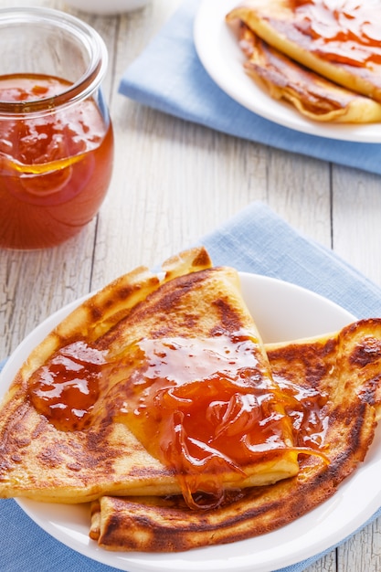 Crepes francesi fatte in casa con sciroppo d'arancia.