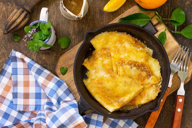 Foto pancake francesi fatti in casa - crepe suzette con sciroppo d'arancia per una deliziosa colazione