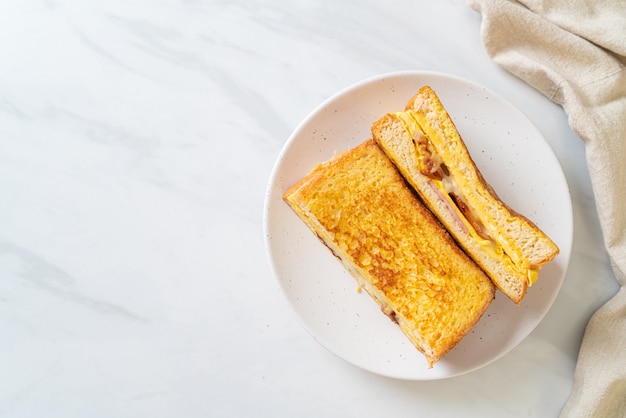 Panino al formaggio con pancetta e prosciutto tostato francese fatto in casa con uova