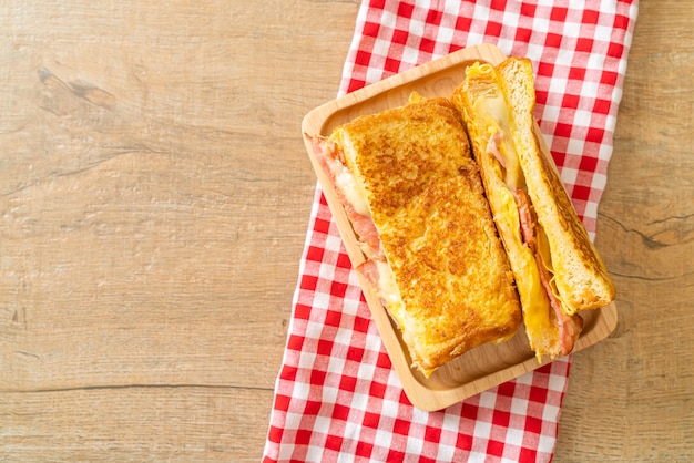 自家製フレンチトーストハムベーコンチーズサンドイッチと卵