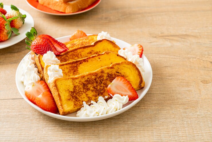 Photo homemade french toast with fresh strawberry and whipping cream