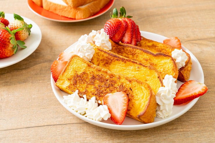 Photo homemade french toast with fresh strawberry and whipping cream