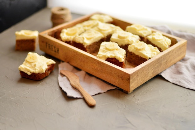 복사 공간이 있는 나무 상자에 꿀을 넣은 홈메이드 신선한 바나나 케이크
