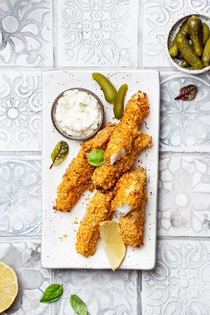 Foto bastoncino di pesce fresco fatto in casa con salsa tartara e limone