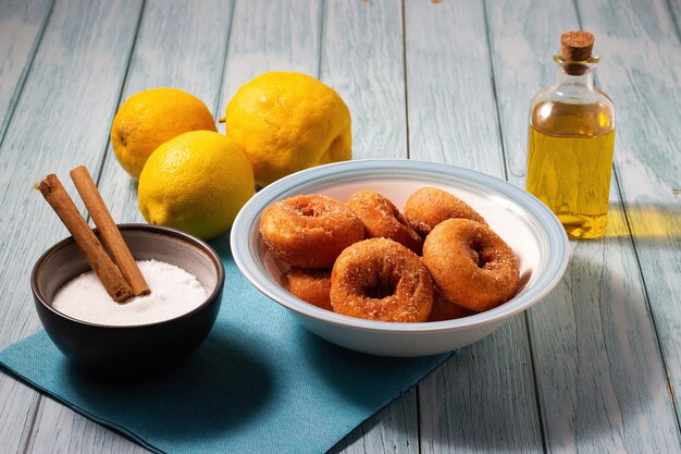 계피와 설탕을 곁들인 홈메이드 갓 튀긴 도넛 전통적인 안달루시아 페이스트리