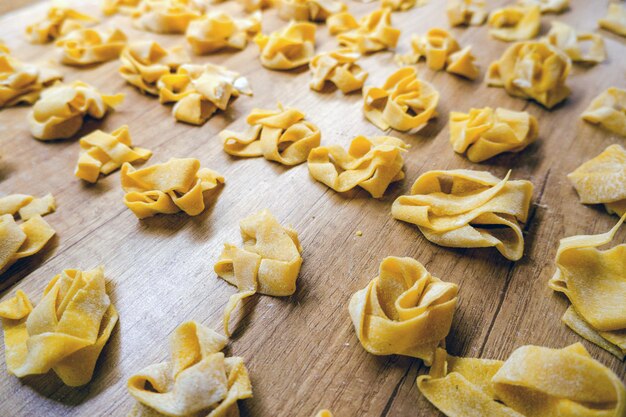 Foto vista dall'alto di pasta italiana cruda fresca fatta in casa. consistenza del cibo