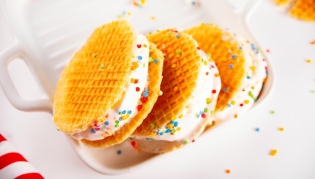 Panini gelato con fragole fresche alla vaniglia fatte in casa con cialde e coni di cialda estate delizioso gustoso dessert