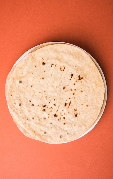 사진 수제 신선한 밀가루 chapati 또는 인도 평평한 빵 인 roti