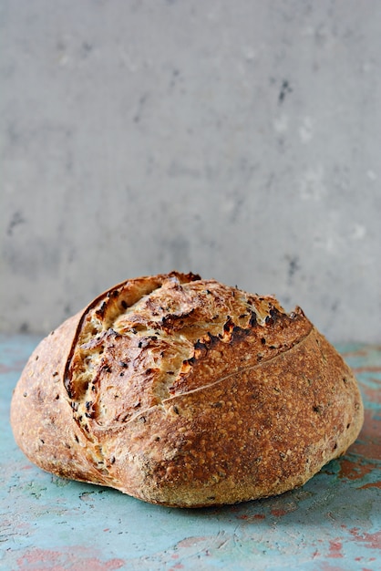 Pane di campagna appena sfornato fatto in casa a base di farina di frumento e integrale