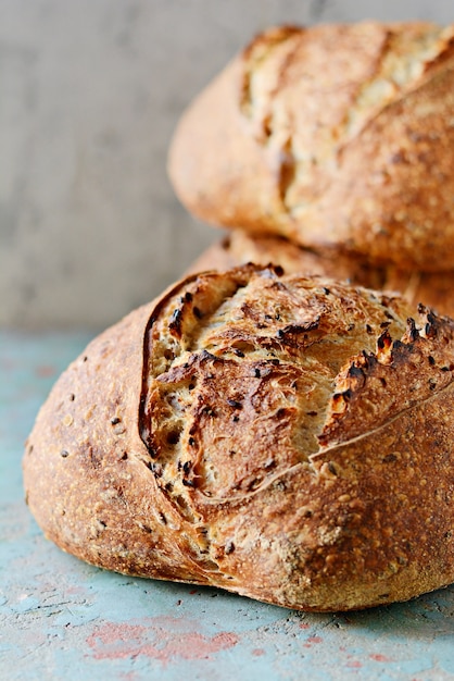 Pane di campagna appena sfornato fatto in casa a base di farina di frumento e integrale