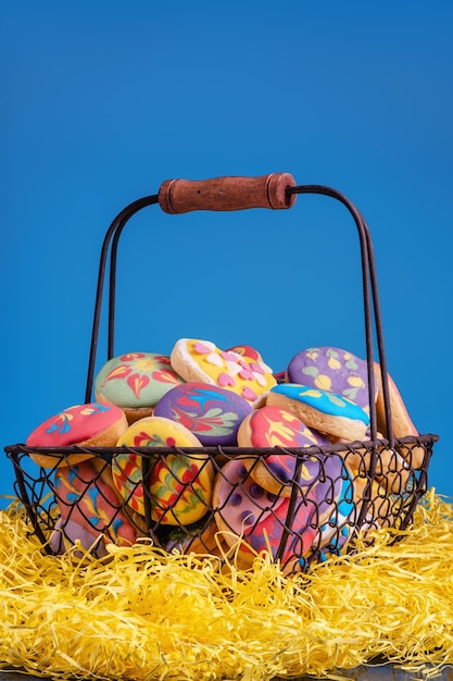 Foto biscotti di pasqua fatti in casa, appena sfornati e decorati, colorati.