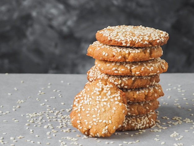 Biscotti appena sfornati tahini e semi di sesamo fatti in casa