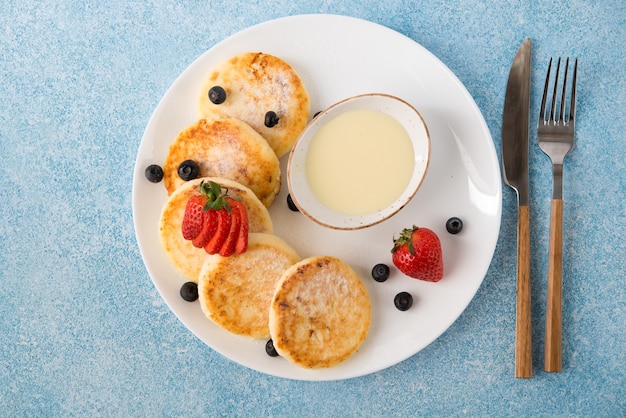 Cheesecake fritte fatte in casa con latte condensato e frutti di bosco, vista dall'alto