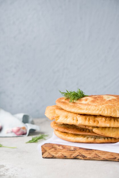 自家製フライドパイ。 Chebureks。国立タタールペストリー。