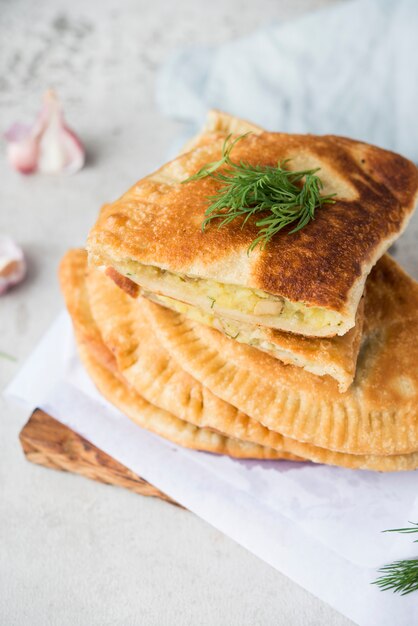 自家製フライドパイ。 Chebureks。国立タタールペストリー。