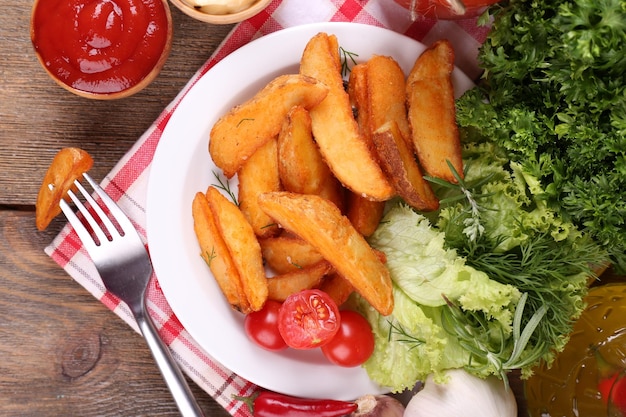 Photo homemade fried potato on plate on wooden background