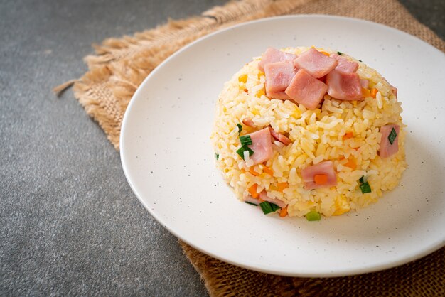 Photo homemade fried rice with ham on plate