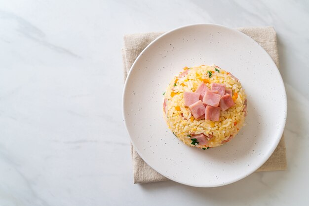 Riso fritto fatto in casa con prosciutto alla piastra