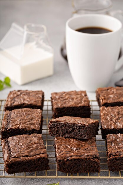 Foto brownies fatti in casa su un rack per la cottura