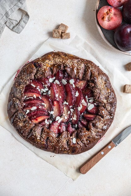 Photo homemade galette or open pie with chocolate plum and almond