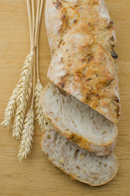 Домашний хлеб с чесночным орехом на темном деревянном фоне