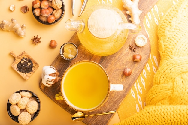 Фото Домашний имбирный чай с медом в стеклянном чайнике